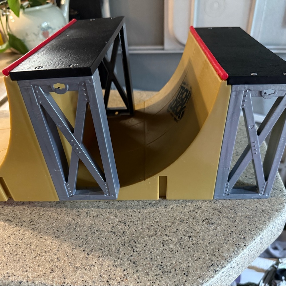 Tech deck ramp